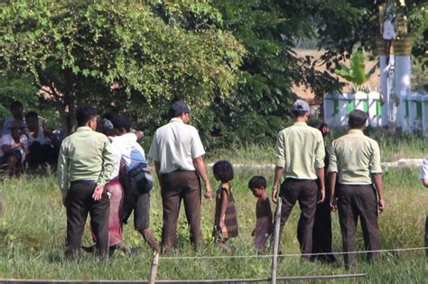 M­y­a­n­m­a­r­ ­p­o­l­i­s­i­ ­A­r­a­k­a­n­l­ı­ ­M­ü­s­l­ü­m­a­n­l­a­r­ı­n­ ­k­a­m­p­ı­n­a­ ­b­a­s­k­ı­n­ ­y­a­p­t­ı­